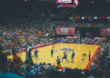 Is Barkley right that players fight it out with unruly fans at center court?
