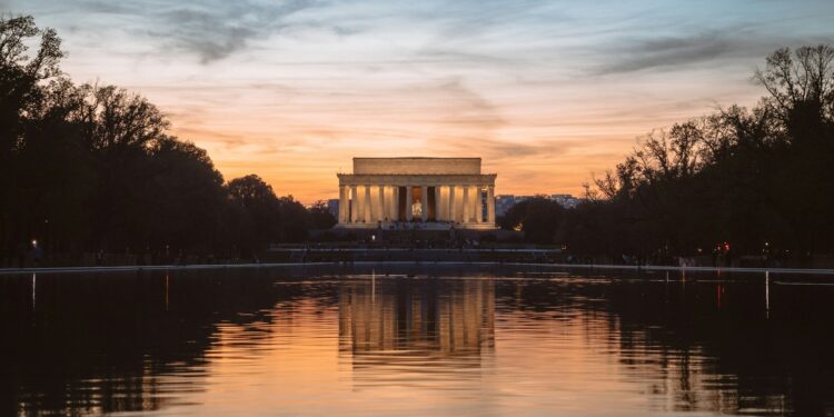 Trump Shuts Down Lincoln Memorial For Good